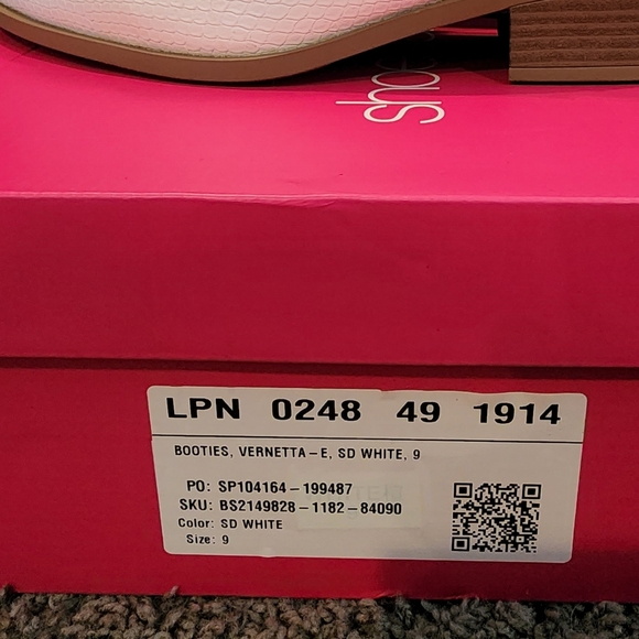 ((WIDE)) White fuax leather go go boots - Picture 3 of 3